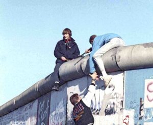 Sur le mur de Berlin le 12 novembre 1989