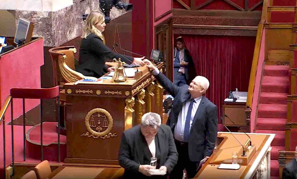 Olivier Falorni saluant Yaël Braun-Pivet à l'Assemblée nationale le 12 mai 2025 lors de la séance de discussion des deux propositions de loi sur Accompagnement et soins palliatifs, Droit à l’aide à mourir.
