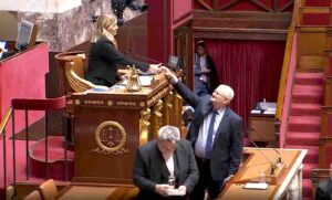 Olivier Falorni saluant Yaël Braun-Pivet à l'Assemblée nationale le 12 mai 2025 lors de la séance de discussion des deux propositions de loi sur Accompagnement et soins palliatifs, Droit à l’aide à mourir.