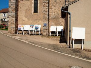 Panneaux électoraux à Villemanoche en juin 2024