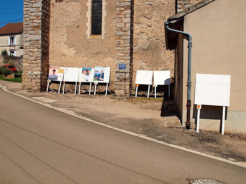 Panneaux électoraux à Villemanoche en juin 2024