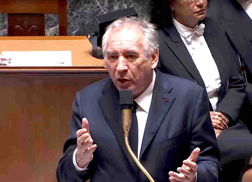 François Bayrou répondant à Gabriel Attal lors des questions au gouvernement à l'Assemblée nationale le 24 juin 2025