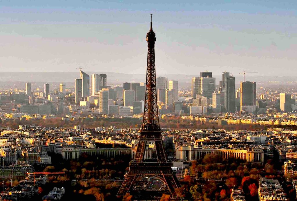 La Tour Eiffel et la Défense vues depuis la tour Montparnasse
