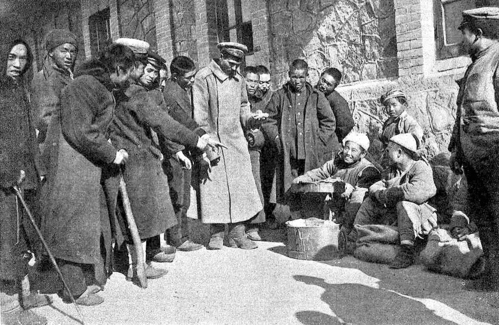 Prisonniers russes et blessés japonais après la bataille de Liao Yang