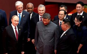 Vladimir Poutine et Kim Jong Un autour de Xi Jinping le 3 septembre 2025 à Pékin