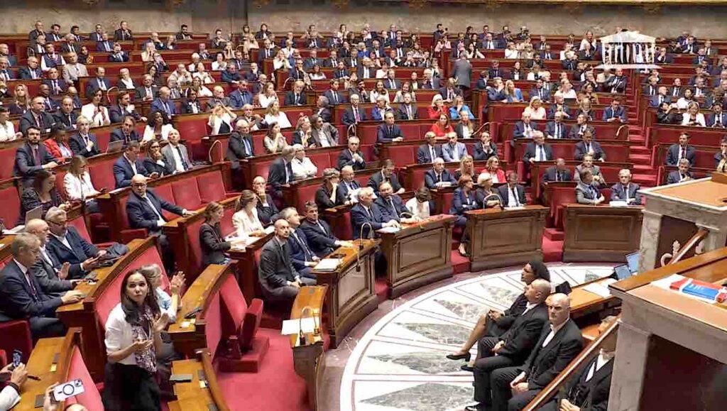 les bancs du gouvernement et des députés après les résultatsnégatifs du vote de confiance le 8 septembre 2025