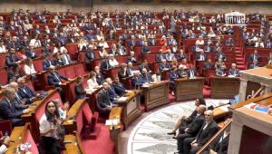 les bancs du gouvernement et des députés après les résultatsnégatifs du vote de confiance le 8 septembre 2025