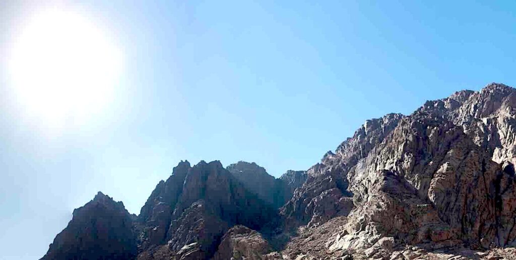 Le Ras es-Safsafeh (mont Horeb ?) au dessus du monastère Sainte-Catherine dans le Sinaï