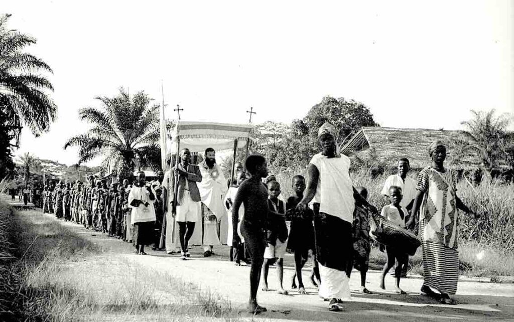 procession catholique en 1941-1942 à Buta, près de Stanleyville