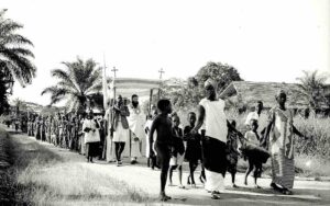 procession catholique en 1941-1942 à Buta, près de Stanleyville
