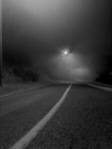 Brouillard nocturne sur une route