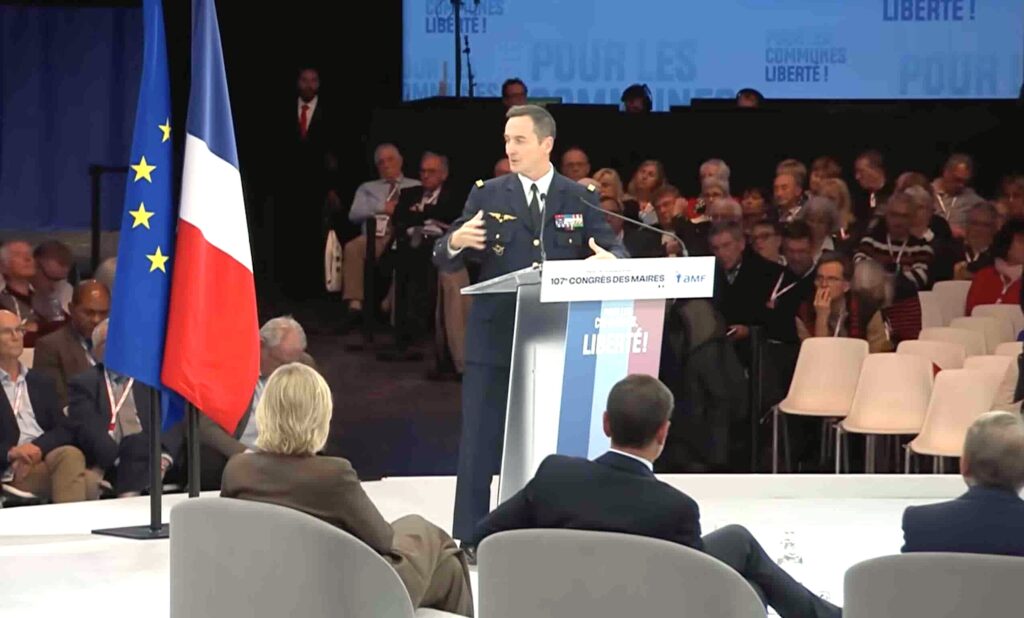 Le général Mandon devant les maires de France le 18 novembre 2025