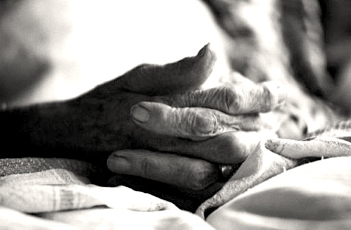 Mains d'une vieille personne