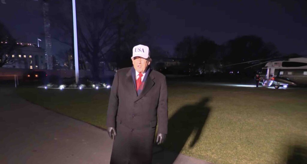 Trump arrive à la Maison Blanche le 14 décembre (après la fusillade à l'Université Brown).