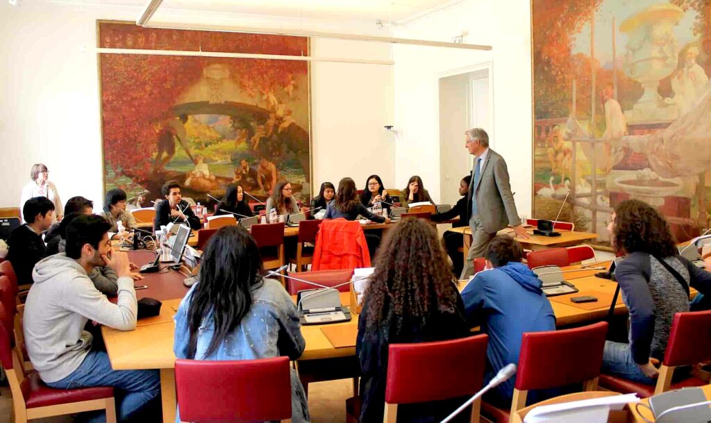 Une classe de lycée lors d'une séance de travail au Sénat