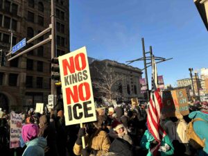 Habitants de Minneapolis protestant le 23 janvier 2026 contre l'intervention des forces fédérales