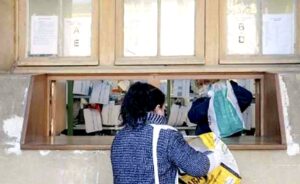 Guichet de distribution des cantines au Centre pénitentiaire pour femmes de Rennes