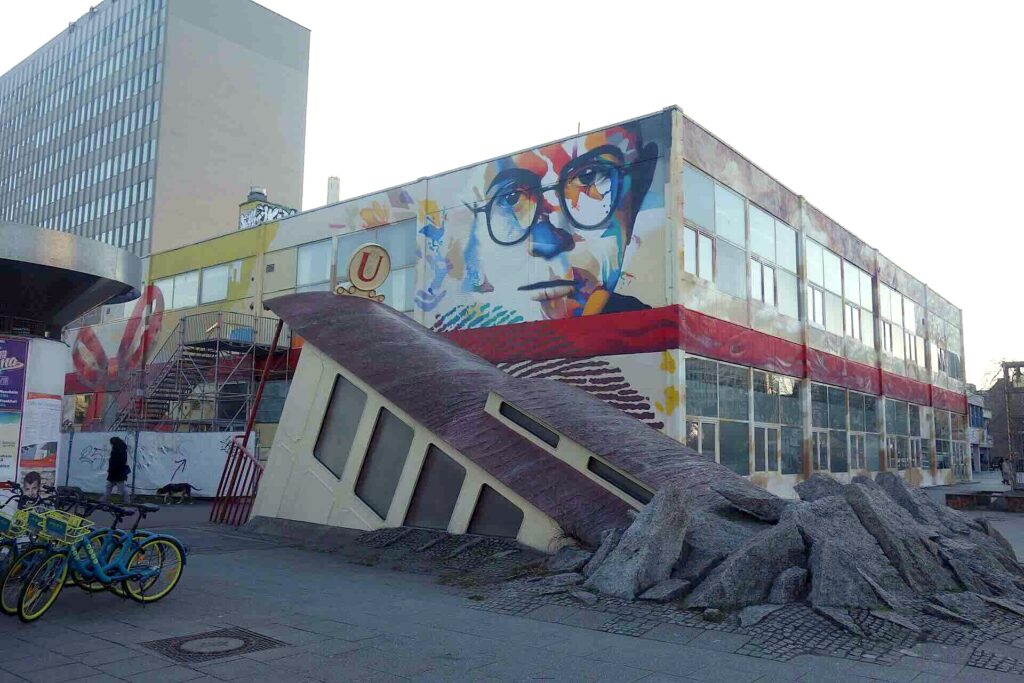 Station de métro Bockenheimer Warte à Francfort avec une peinture murale représentant Adorno
