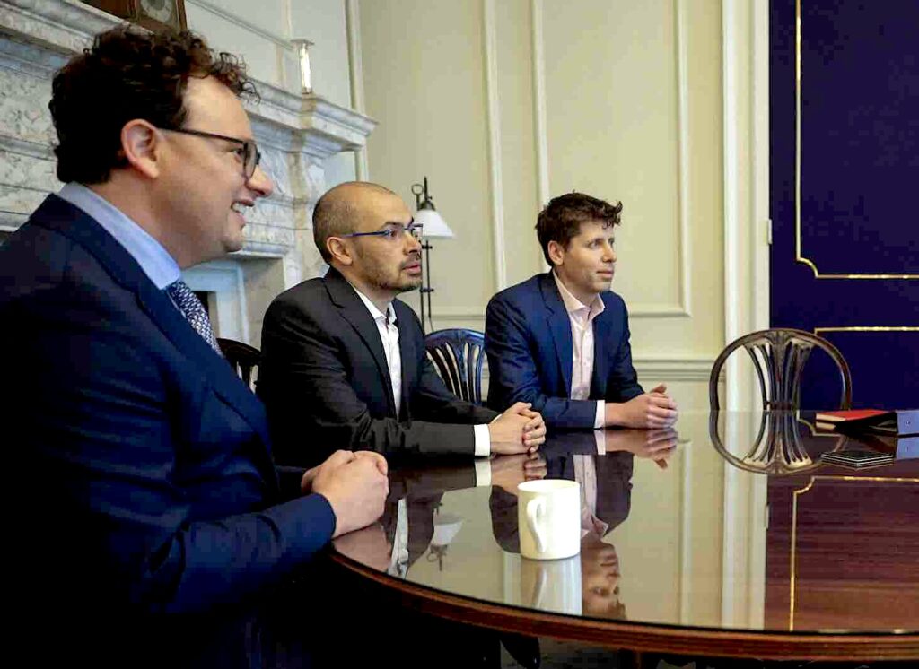 Dario Amodei (Anthropic), Demis Hassabis (DeepMind) et Sam Altman (OpenAi) lors d'une rencontre avec le premier ministre britannique Rish Sunak en 2023