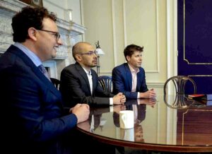 Dario Amodei (Anthropic), Demis Hassabis (DeepMind) et Sam Altman (OpenAi) lors d'une rencontre avec le premier ministre britannique Rish Sunak en 2023