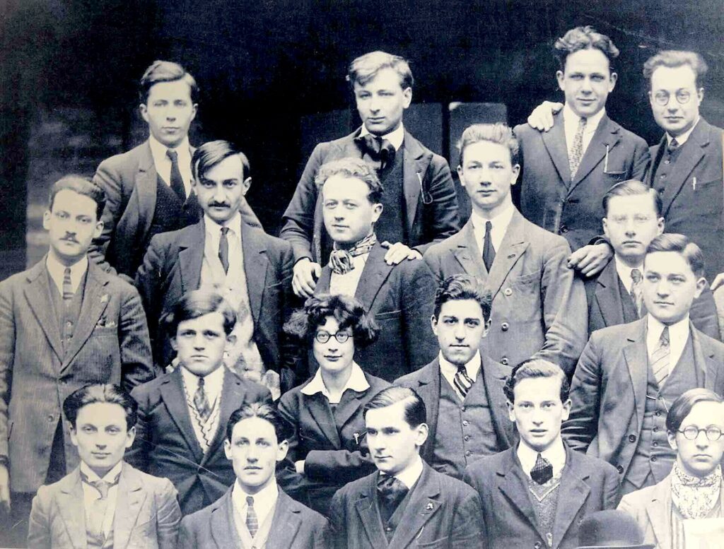 Simone Weil au milieu de ses condisciples de khâgne en 1926 au lycée Henri IV à Paris