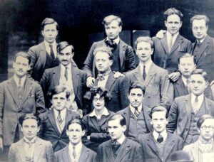 Simone Weil au milieu de ses condisciples de khâgne en 1926 au lycée Henri IV à Paris