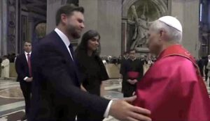 Le pape Léon XIV salue le vice-président Vance et le Secrétaire d'État Rubio après sa messe inaugurale au Vatican