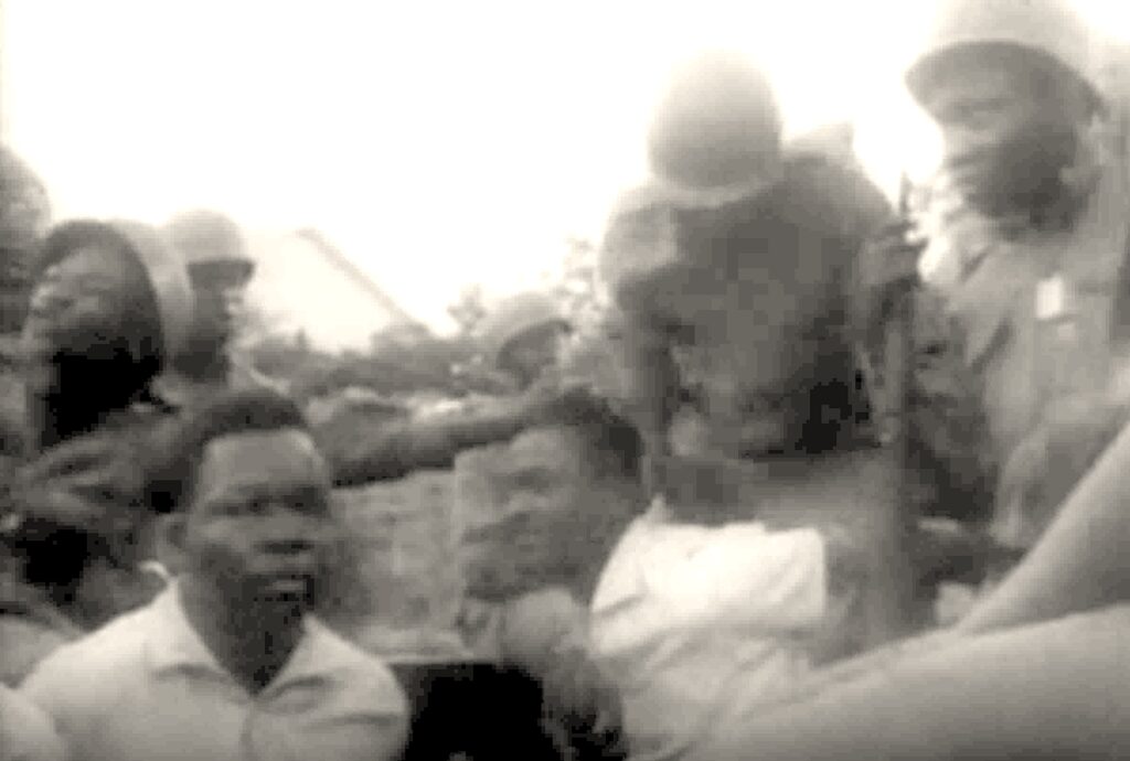 Lumumba (au centre) après son arrestation par des militaires congolais début décembre 1960