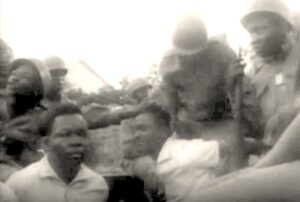Lumumba (au centre) après son arrestation par des militaires congolais début décembre 1960